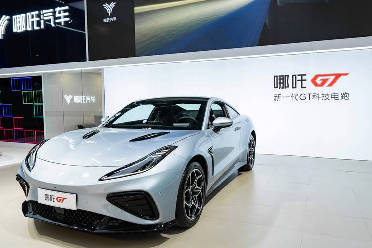 成都296哪吒汽车在智能汽车领域的表现，领途汽车在新能源汽车市场中的影响力